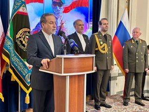 در آیین گرامیداشت روز ارتش جمهوری اسلامی ایران در مسکو بیان شد: روایت عراقچی از جزئیات ملاقات با پوتین