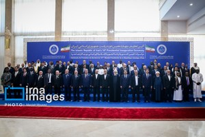 میهمانان مراسم تحلیف با رئیسجمهور عکس یادگاری گرفتند