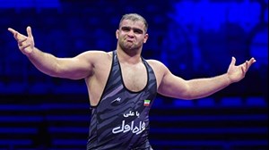 نشان طلای کشتی فرنگی قهرمانی جهان بر گردن میرزا زاده