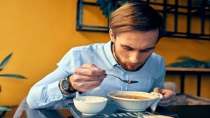 این وقت روز غذا بخورید هم پیر میشوید هم زشت!