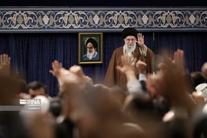 در دیدار هزاران نفر از مردم قم؛ رهبر انقلاب: زنده نگه داشتن امید مهمترین وظیفه است/ رسانهها توهم اقتدار آمریکا را بشکنند