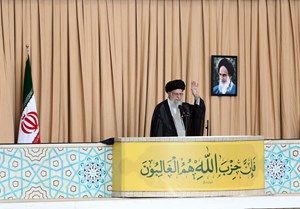 رهبر انقلاب در خطبههای نماز جمعه تهران: در انجام وظیفه نه تعلل میکنیم، نه شتابزده میشویم/ کار نیروهای مسلح ما قانونی و مشروع بود