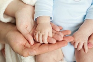 همه چیز درباره فرزندخواندگی؛ تفاوت مدل‌های فرزندخواندگی دائم، امین موقت و طرح میزبان