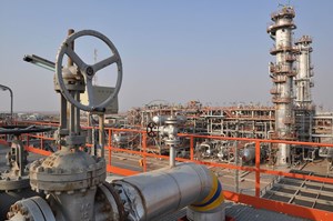 استقرار دکل حفاری در میدان نفتی مشترک اروند