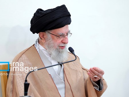 ولی امر مسلمین جهان در پیام به حجّاج بیت‌اللّه‌الحرام: دولت‌های مسلمان باید همه راه‌های کمک‌رسانی به رژیم صهیونی را مسدود کنند