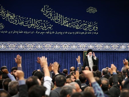 گزیده سخنان حضرت آیت الله خامنه‌ای در مراسم اولین سالگرد شهدای خدمت: گمان نمی‌کنیم مذاکره با آمریکا به نتیجه‌ای برسد و نمی‌دانیم چه خواهد شد
