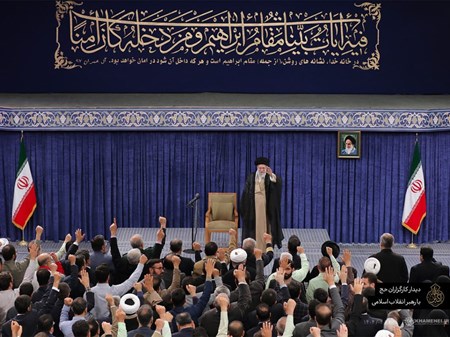 رهبر انقلاب در دیدار دست‌اندرکاران حج و جمعی از زائران بیت‌الله الحرام: هیچ منفعتی برای امت اسلامی بالاتر از اتحاد نیست